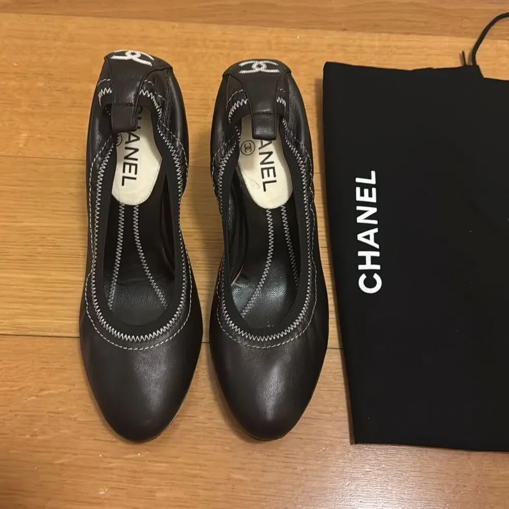 Chanel Vintage Black Leather White CC Logo Elastic Pumps size 39.5